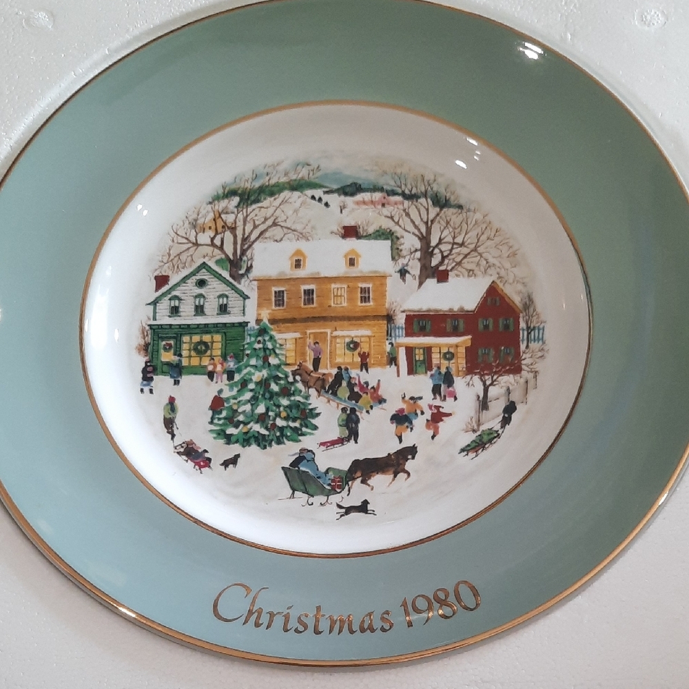Avon Holiday Decor Plate with Green and Gold Accents